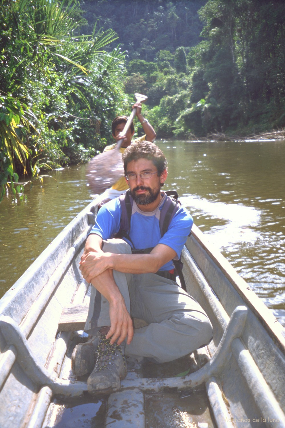 Jesús en la canoa por el Río Yuquipa, detrás Marcelo remando